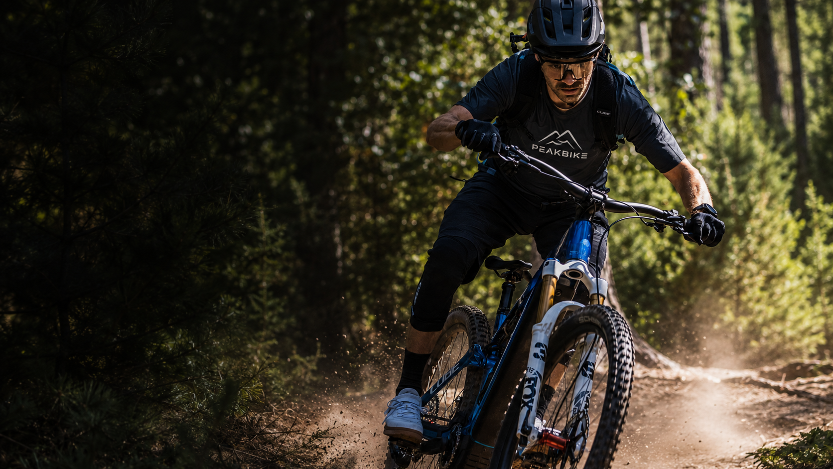 Jezdec v dresu PEAKBIKE na horském elektrokole Cube v lese